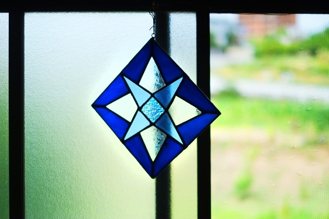 ステンドグラスで作る会社のロゴ